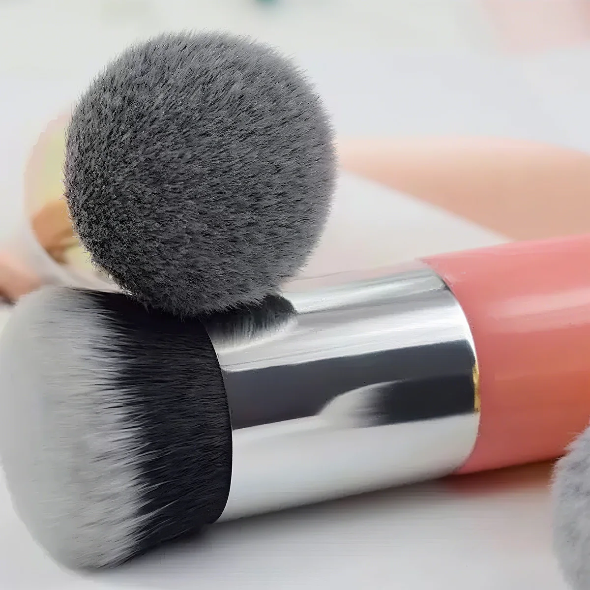 洗えるファットファンデーションブラシ、繊維毛はパウダーを吸収せず、肌に均一に密着し、メイク落としなしで長時間持続します。