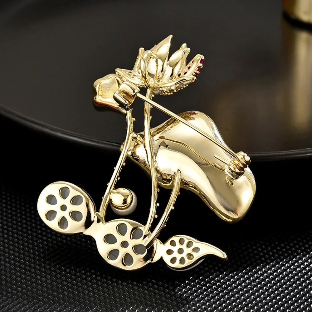 Exquisite Lotus High-end Women's High-end Luxury Pearls Classic Smart Design Suit Coat Pin Decoration Office Party Accessories