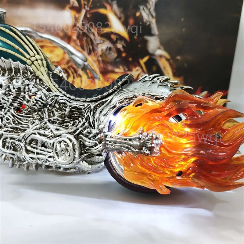 Ghost Rider mit Motorrad Figur zum 85. Jubiläum, Leuchtende Flammen-Effekt Glühende Motorrad-Sammlerfigur Modell Spielzeug 38CM – Detail 27