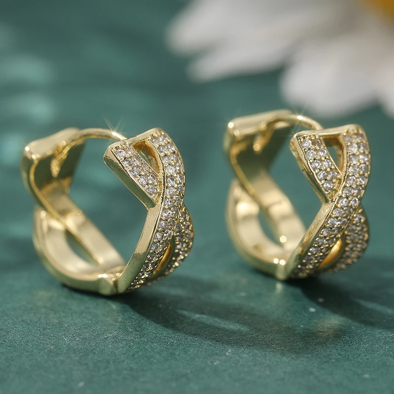 Luxuriöse Goldfarbene Weiße CZ-Creolen Damen-Ohrringe Metall Handgeschnitzte Geometrie für Party und Alltag – Detail 2