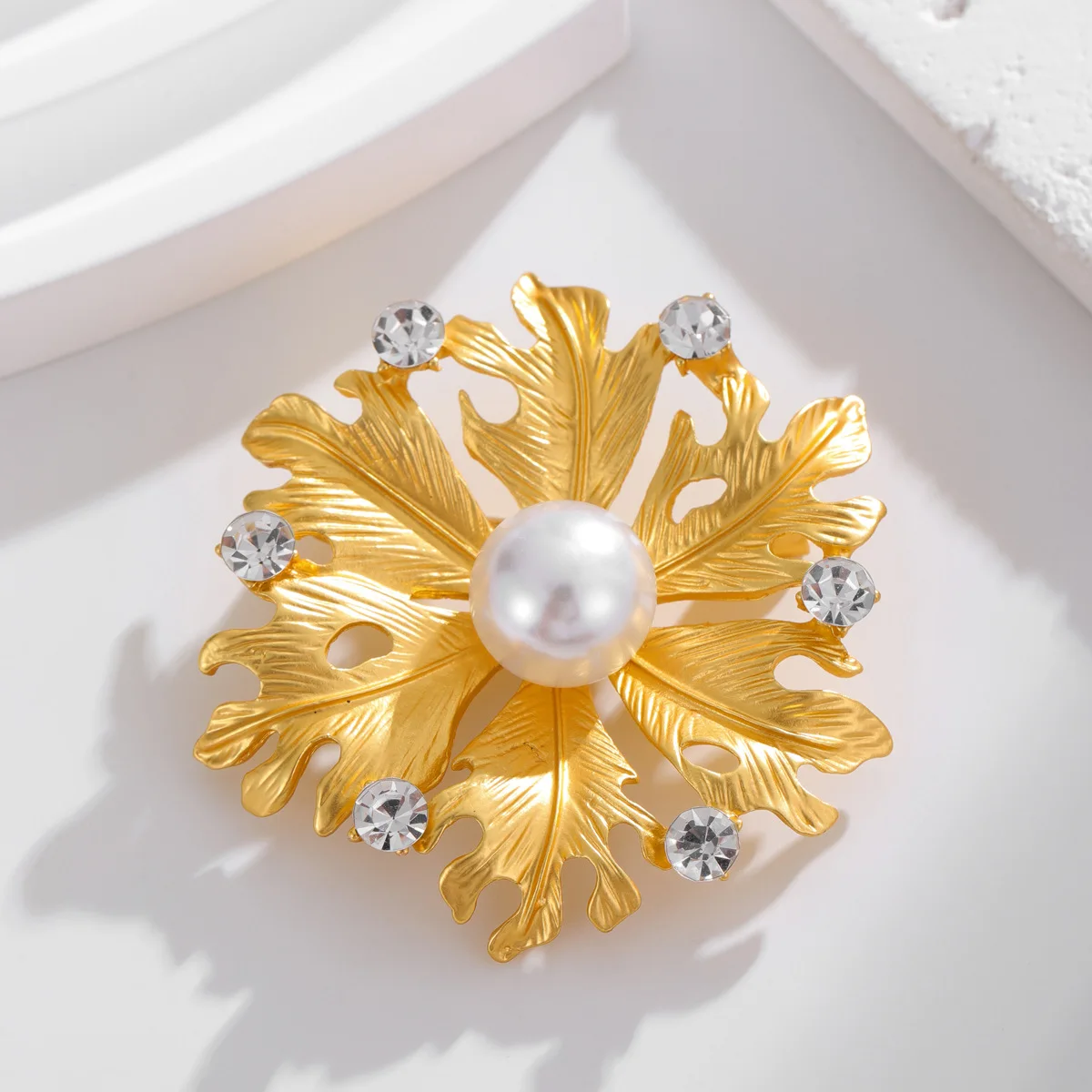 Flower matte electroplated pearl rhinestone brooch, fashionable retro clothing accessory brooch