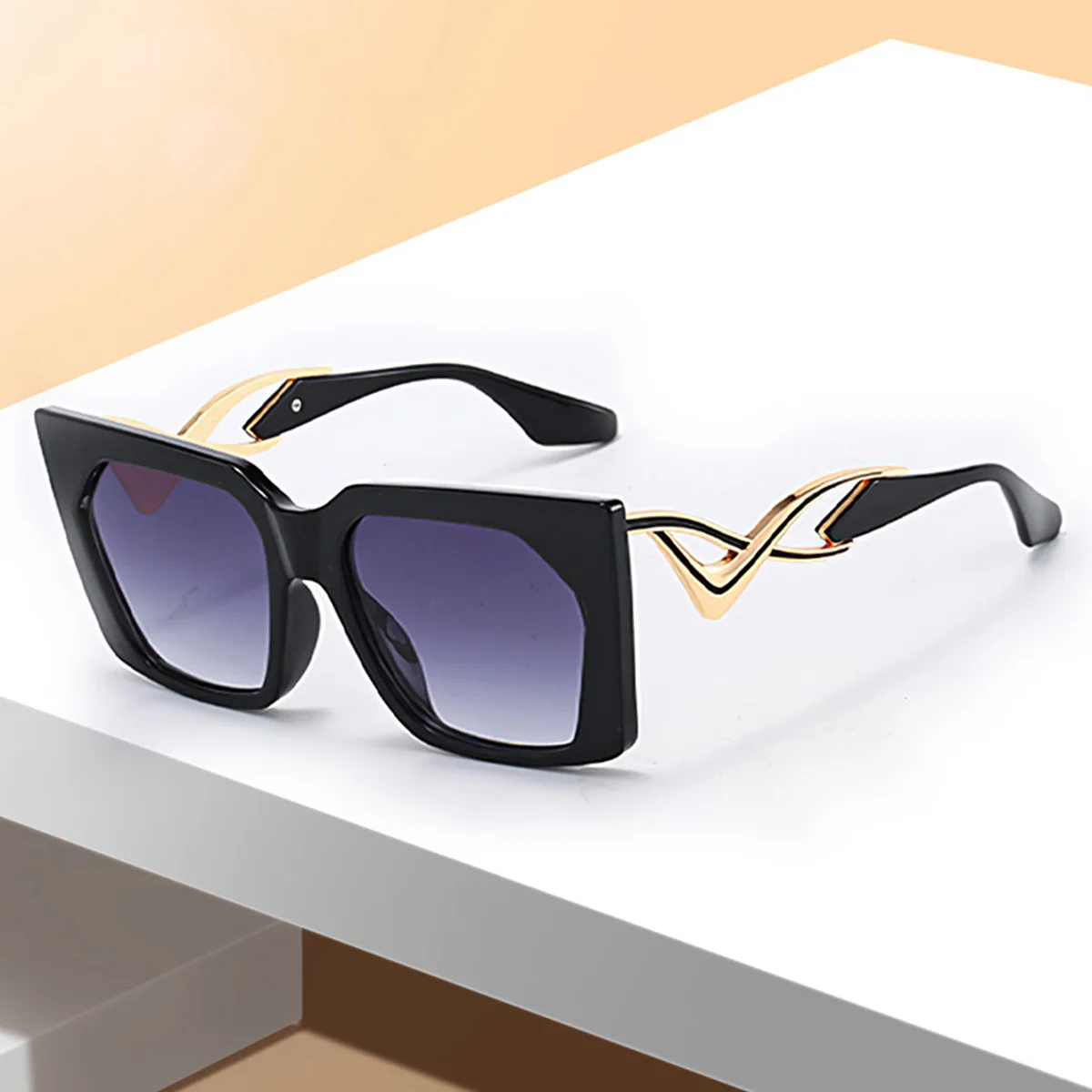 Fashionable and Minimalist Square Sunglasses with Golden Borders Embellishing High-end Texture Sunglasses Designer Sunglasses