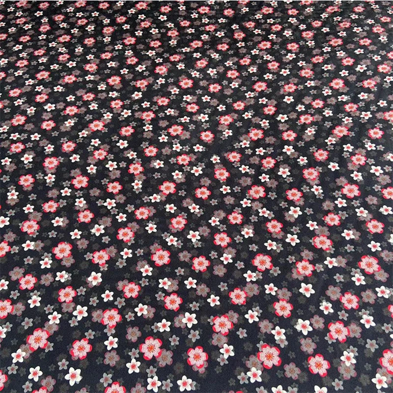 

Шелковая ткань Charmeuse 19 момме, 90% тутовый шелк, 10% спандекс, черно-красный цветочный принт, ширина 140 см (55 дюймов), 1 метр, XY016