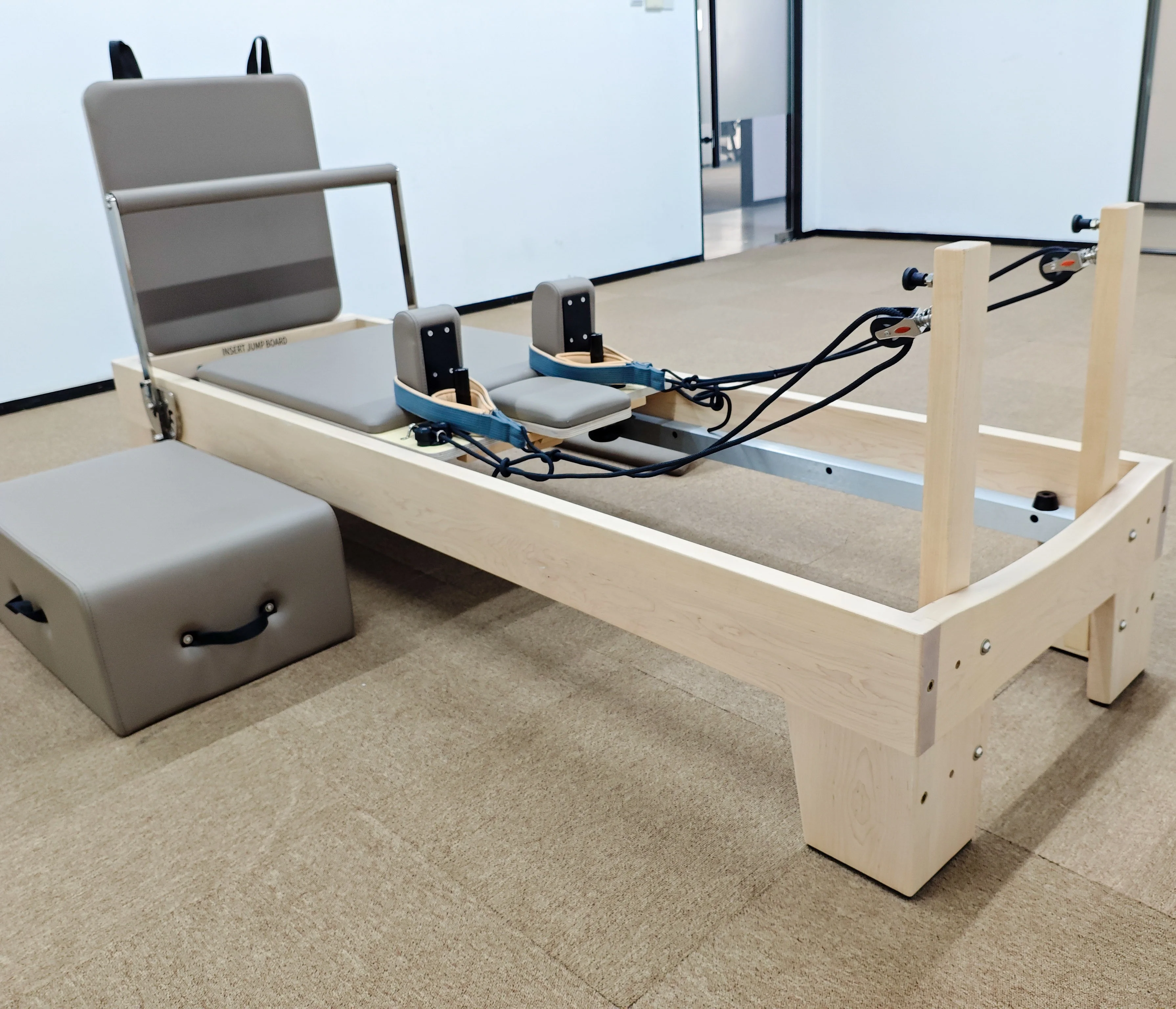 Factory Customizable Reliable Universal Fitness Equipment Durable Wooden Reformer for Body Pilates Home Studio Maple