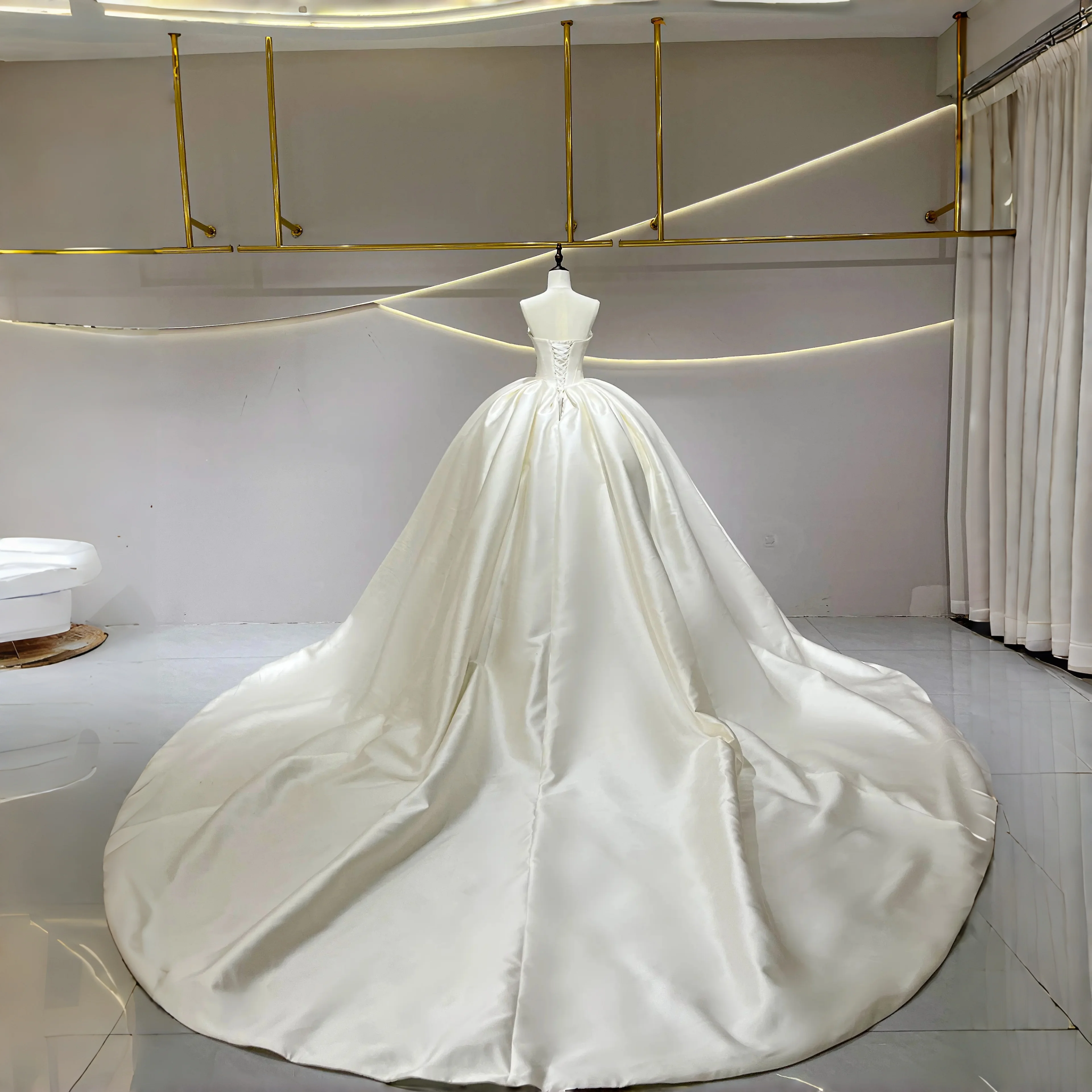 ชุดแต่งงานบอลกาวน์ผ้าซาตินสุดหรู แบบไร้สาย ประดับลูกปัด สไตล์เจ้าหญิง  สามารถสั่งตัดได้  ชุดเจ้าสาวแบบผูกเชือกด้านหลัง