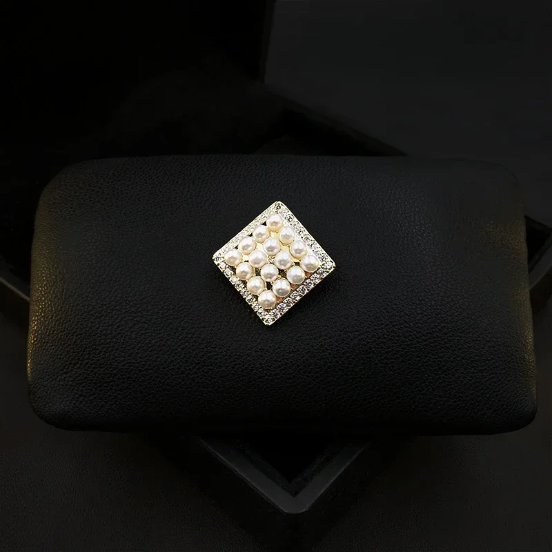 1502 Exquisite Pearl Square Brooch Cardigan Anti-Exposure Buckle Fixed Clothes Fashion Collar Pin Women Suit Accessories Jewelry