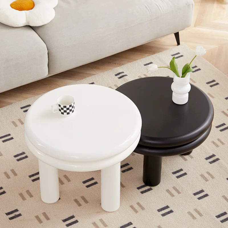 アパートのリビングルーム、シンプルでモダンなインターネットセレブの創造性、デザイナースタイル、錬鉄製のコーヒーテーブルの組み合わせ