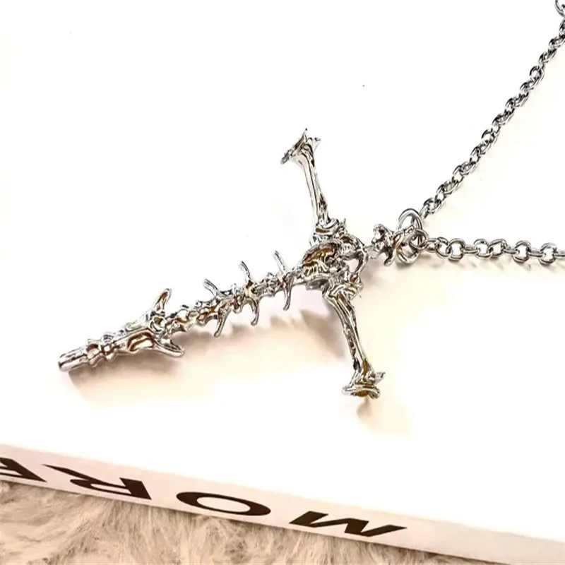 قلادة متقاطعة من الفولاذ المقاوم للصدأ - مجوهرات على شكل عظمة قوطية