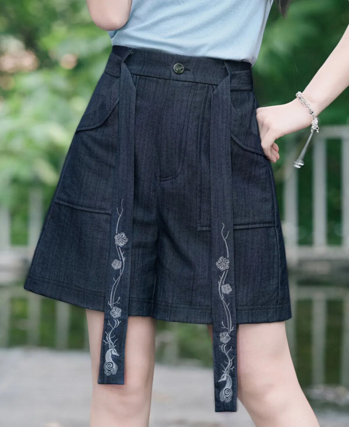 Nuevos pantalones casuales de mezclilla con bordado de cinta de la marca Deer Smoke National Air para mujer, diseño retro de verano, shorts de cintura alta.