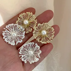 Round Metal Flowers Pearl Earrings European American Style Personalized Fashion Stud Earrings Ladies Girls Wedding Accessories