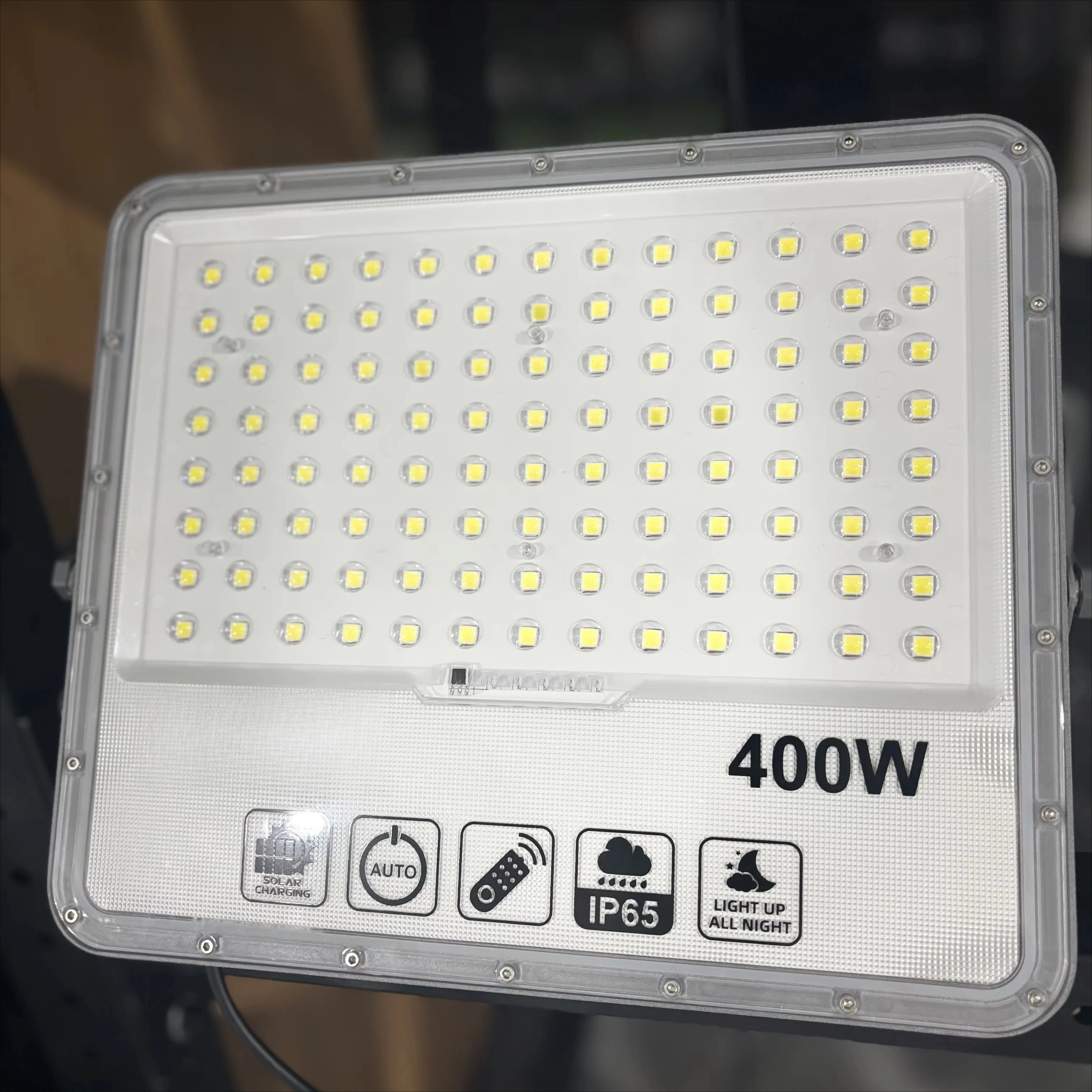 

Водонепроницаемый солнечный светодиодный прожектор с дистанционным управлением для внутреннего и наружного использования