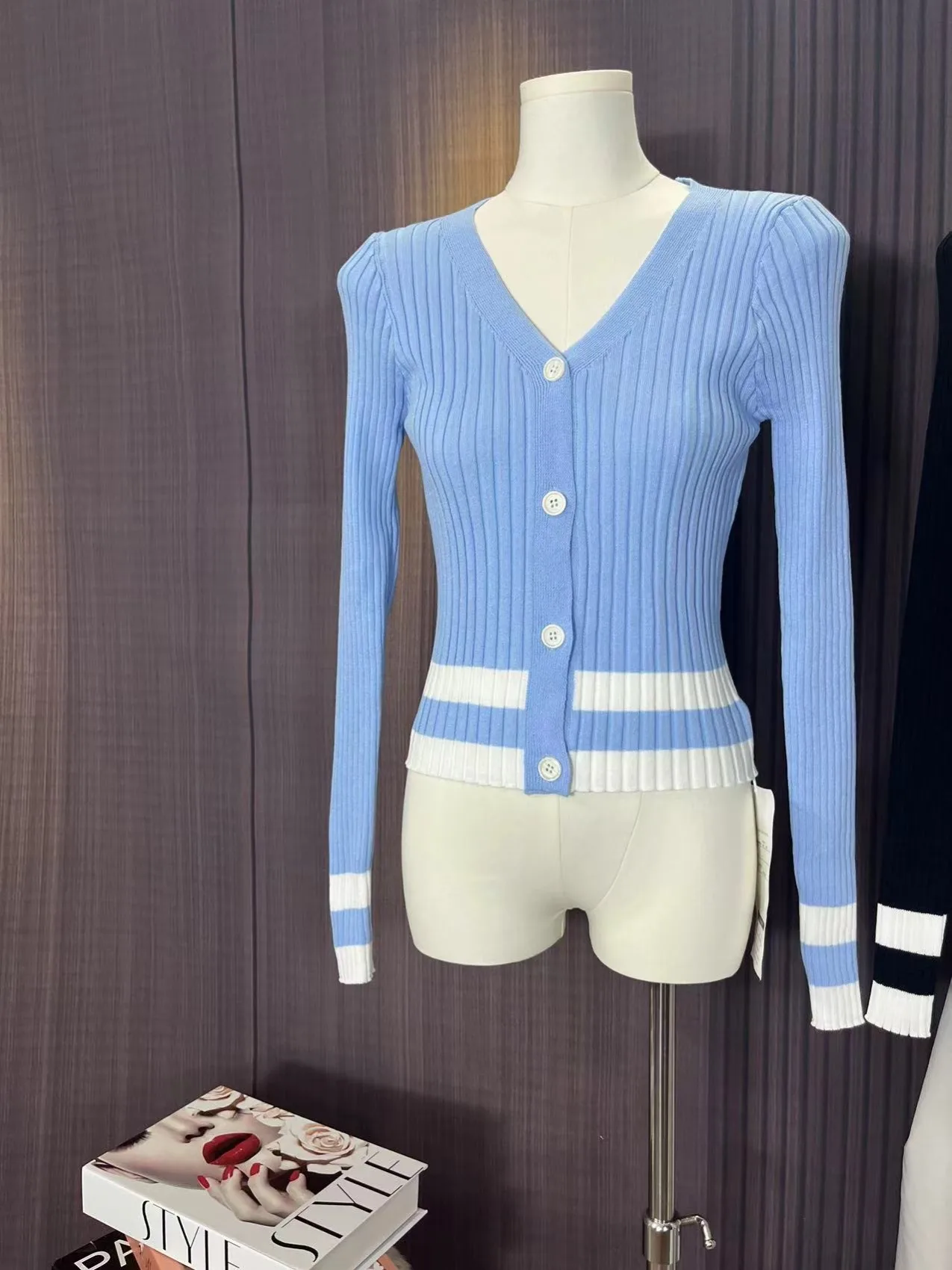 เสื้อคาร์ดิแกนผู้หญิง คอวี ถักนิตติ้ง ผ้าเนื้อนุ่ม แต่งผ้าต่อกัน ทรงเข้ารูป สไตล์ลำลอง ติดกระดุม แขนยาว สำหรับฤดูใบไม้ร่วง รุ่น F223