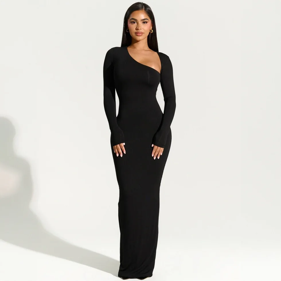 Sexy, schlankes, figurbetontes Kleid, langärmelig, asymmetrischer Kragen, Kleid mit Rückenausschnitt und hohem Schlitz, elegantes, figurbetontes Partykleid