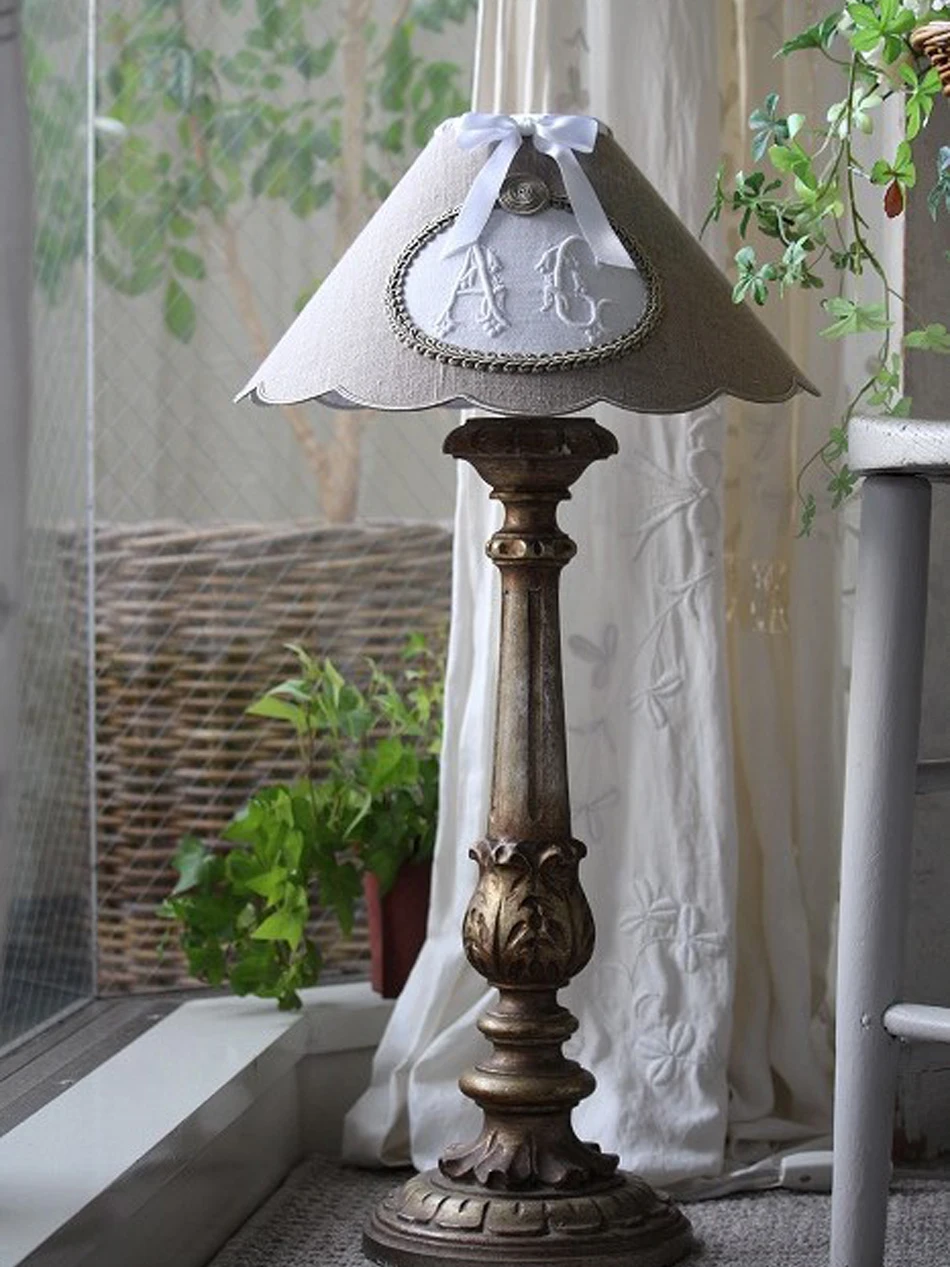 Candeeiro de mesa em bronze com design de tocha