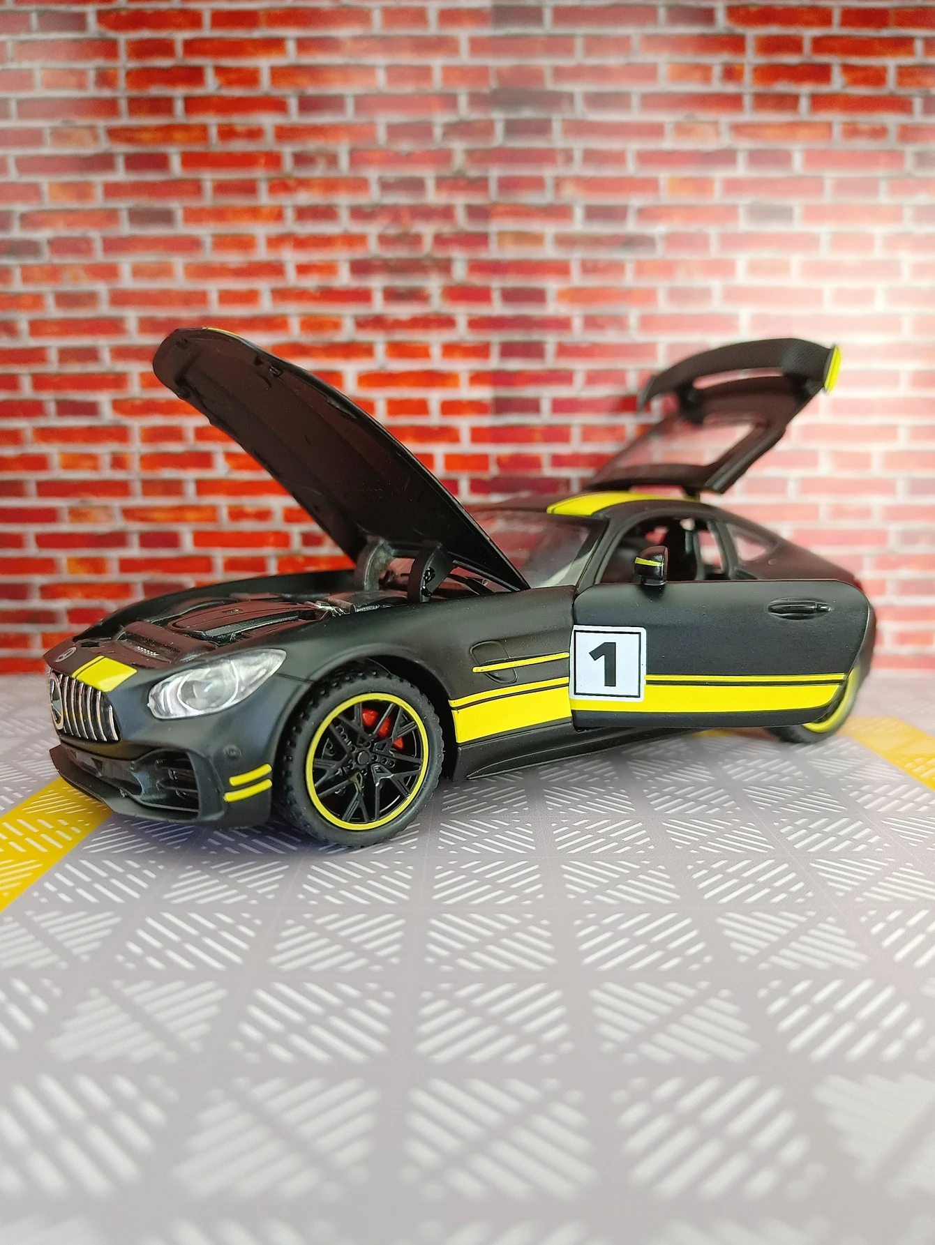 

1:32 Super running model of AMG GT alloy the doors on both sides can be opened with rich details fine workmanship