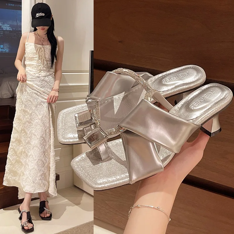 

Элегантные стильные босоножки на высоком каблуке, женская летняя уличная одежда, тапочки с юбкой со стразами, удобная обувь с резиновой подошвой