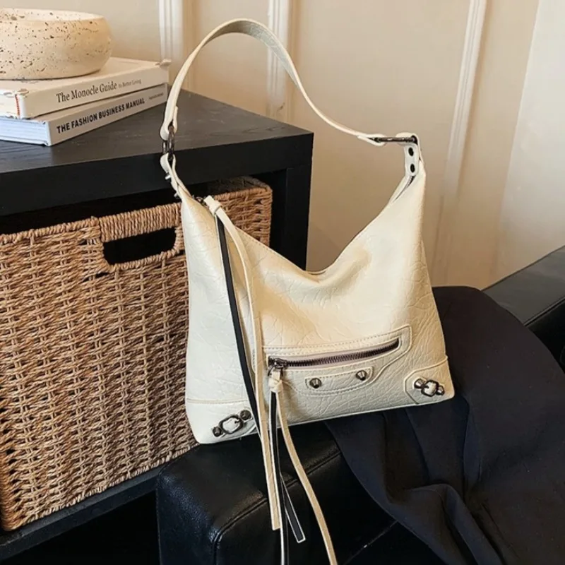 

Large-capacity Underarm Bag for Ladies Riveted Motorcycle Bucket Bag - Versatile Crossbody Bag 2026 New Model