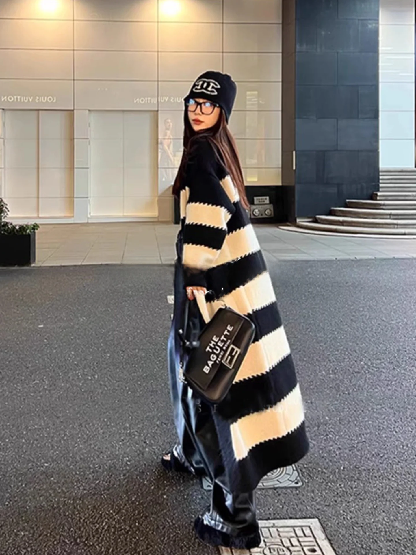 

Женский мягкий длинный полосатый вязаный кардиган Rouje Kefss: комфортный повседневный свитер средней длины для осени и весны