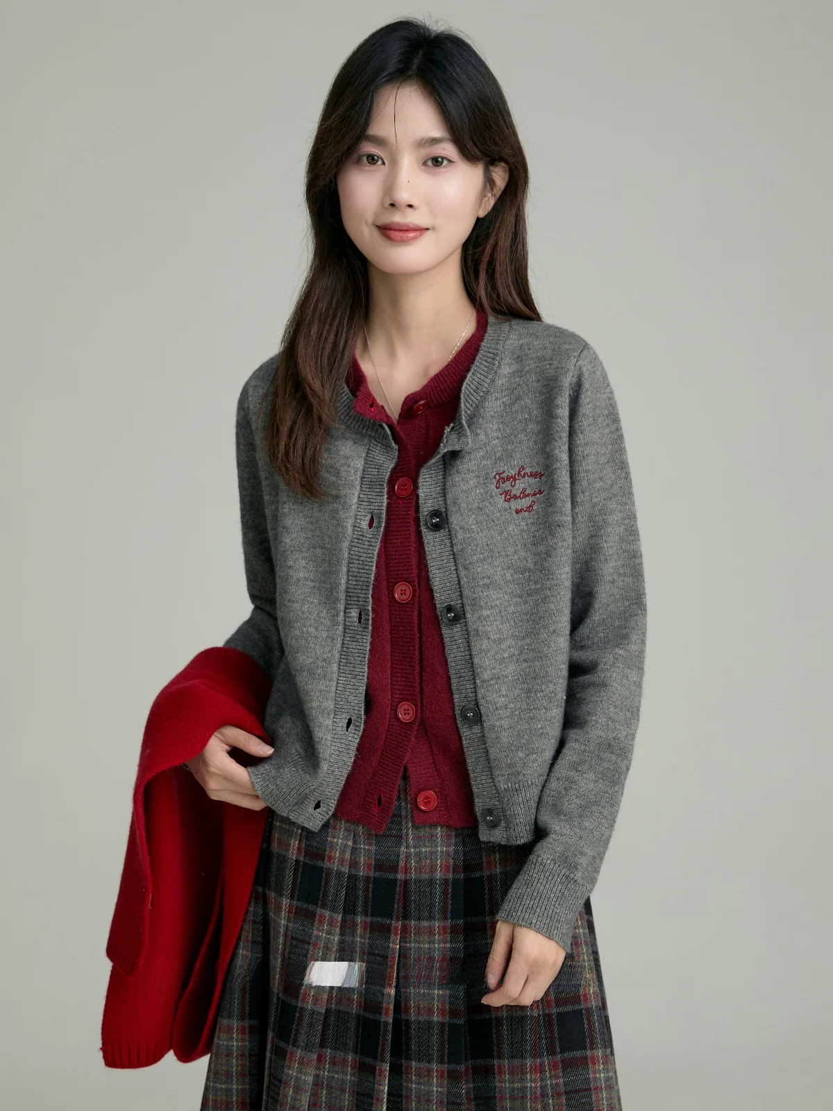 

Женский вязаный свитер с вышивкой и круглым вырезом, имитация двухслойного кардигана, в стиле колор-блок, для повседневной носки, мода осень 2025