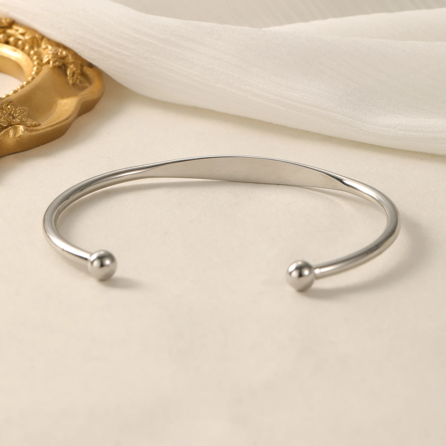 اسم مخصص الكفة سوار مفتوح الإسورة محفورة شخصية 18K مطلية بالذهب الفولاذ المقاوم للصدأ هيبوالرجينيك مجوهرات هدية لها