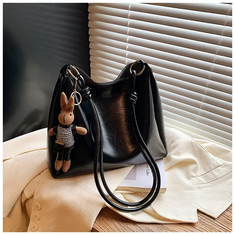 

Осенняя новинка 2600, темпераментная легкая роскошная модная нишевая дизайнерская универсальная трендовая сумка через плечо