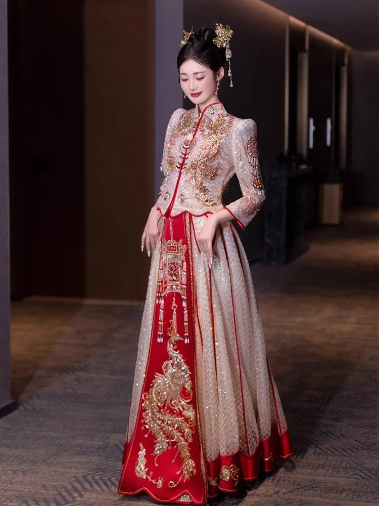 

The wears a champagne-colored dress large-sized golden Chinese-style wedding and gown