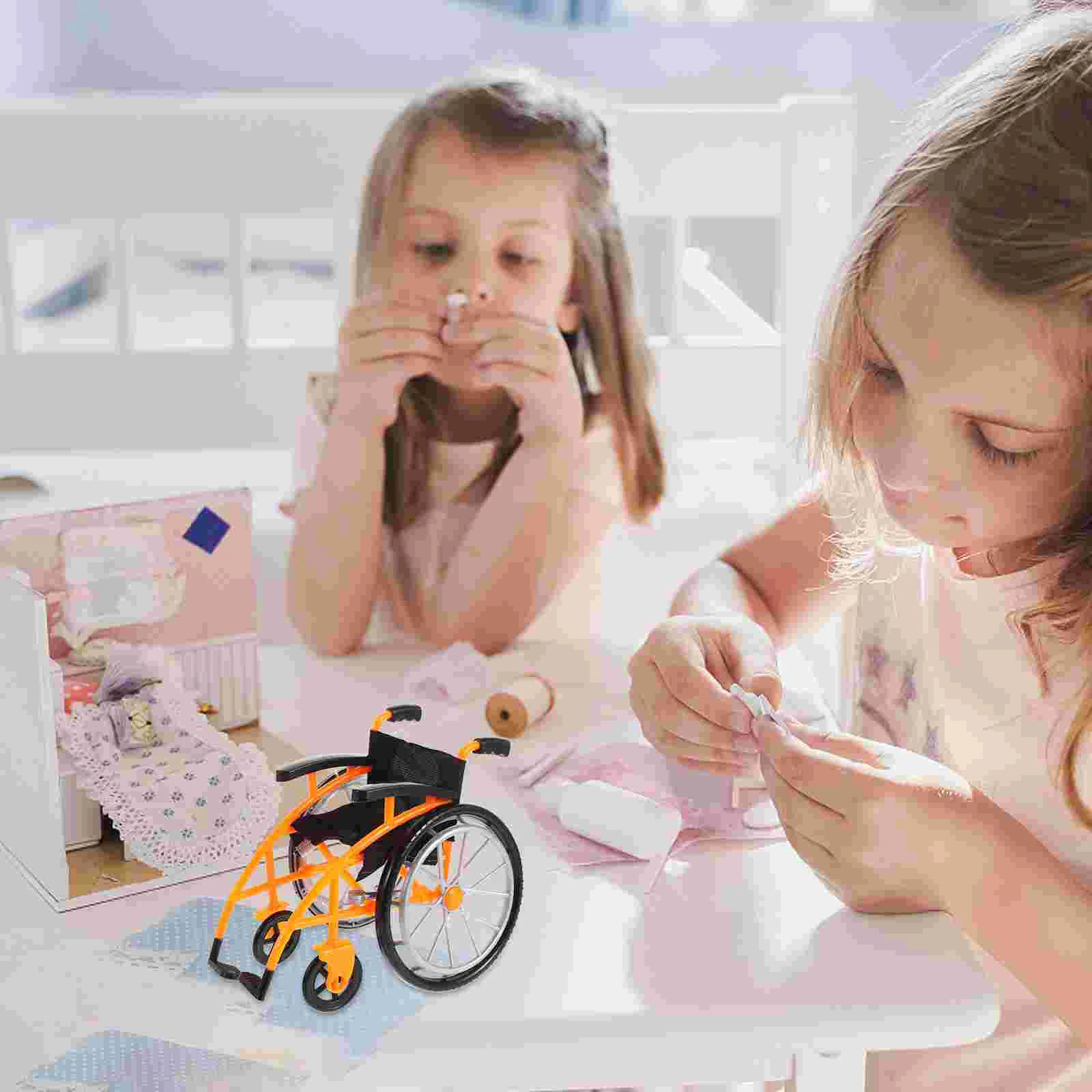 Brinquedos para bebês cadeira de rodas leve transporte casa de bonecas médico playset dobrável suprimentos médicos em miniatura papel laranja bebê