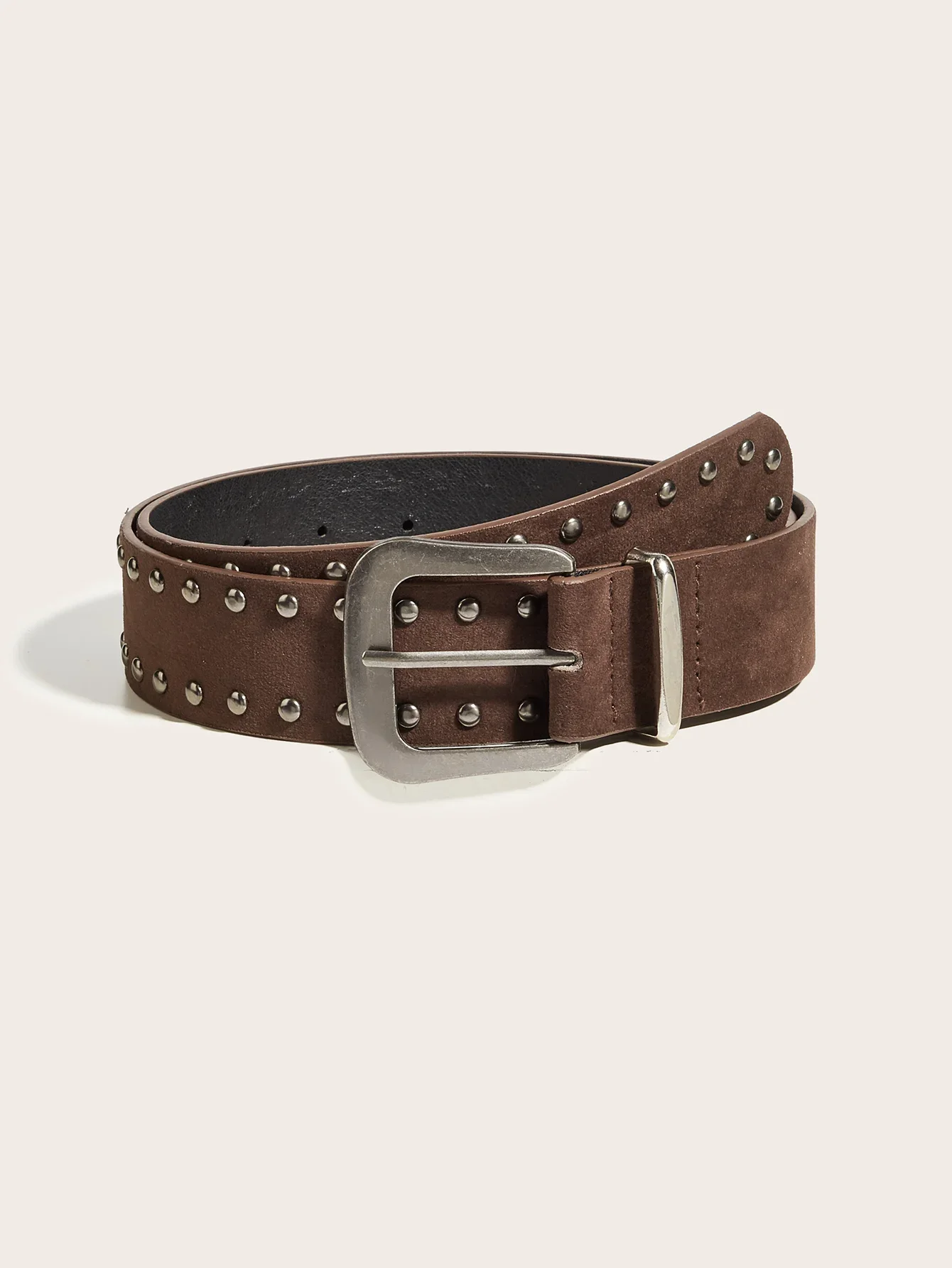 Um cinto unissex, elegante e versátil com rebites e fivelas.