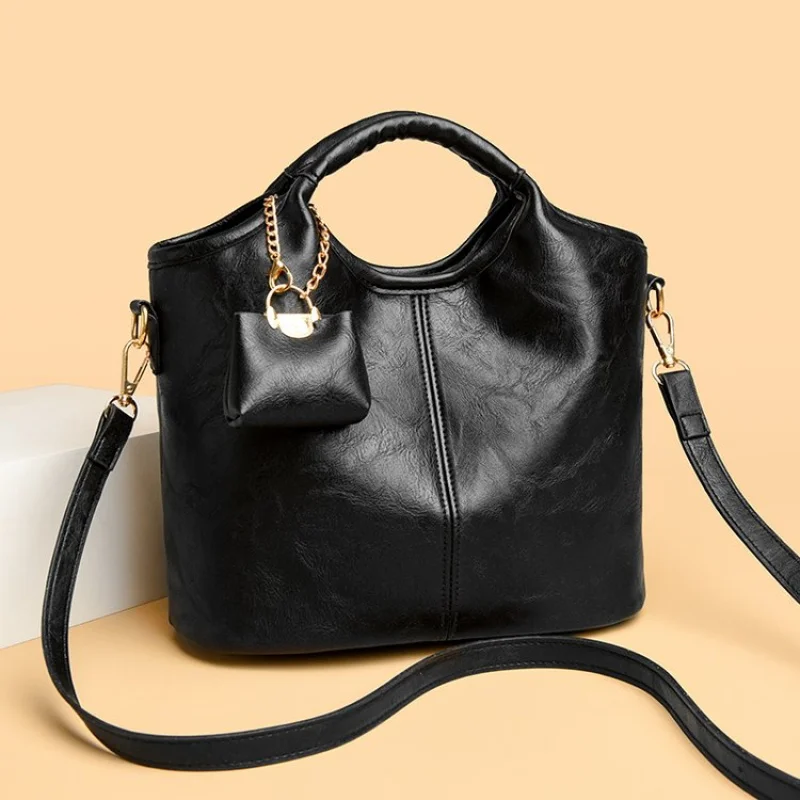 

Fashionable Women's Tote Bag Crafted From Fine Leather Featuring Designer Inspired And Casual Vintage Look​