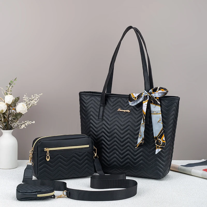 

Wavy embossed single-shoulder tote bag, versatile and stylish handbag that can be paired with a crossbody bag