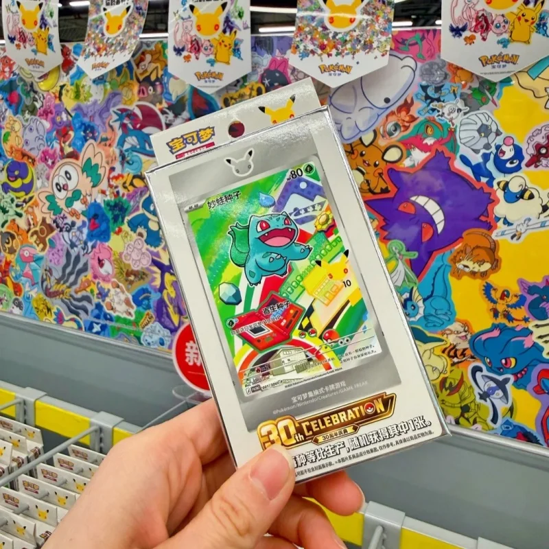 

Набор оригинальных коллекционных карт Pokémon PTCG на упрощенном китайском языке, посвященный 30-летию, с эксклюзивными иллюстрациями от партнеров.