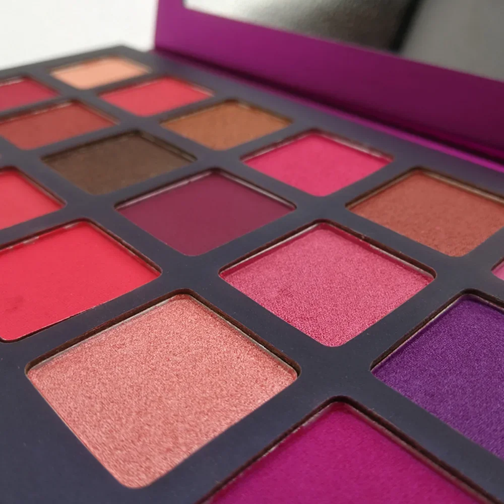 Cień do oczu marki własnej niestandardowa luzem 18-kolorowa fioletowa paleta papierowa połyskująca matowy kolor wodoodporna makijaż oczu pigmentowa
