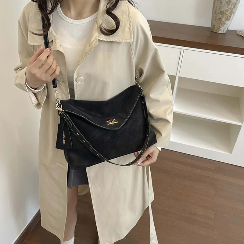 Retro-Damen-Umhängetasche im koreanischen Stil mit Schlossschnallen-Design, Trendige Tragetasche mit großem Fassungsvermögen aus PU-Leder, Unterarmtasche – Detail 6
