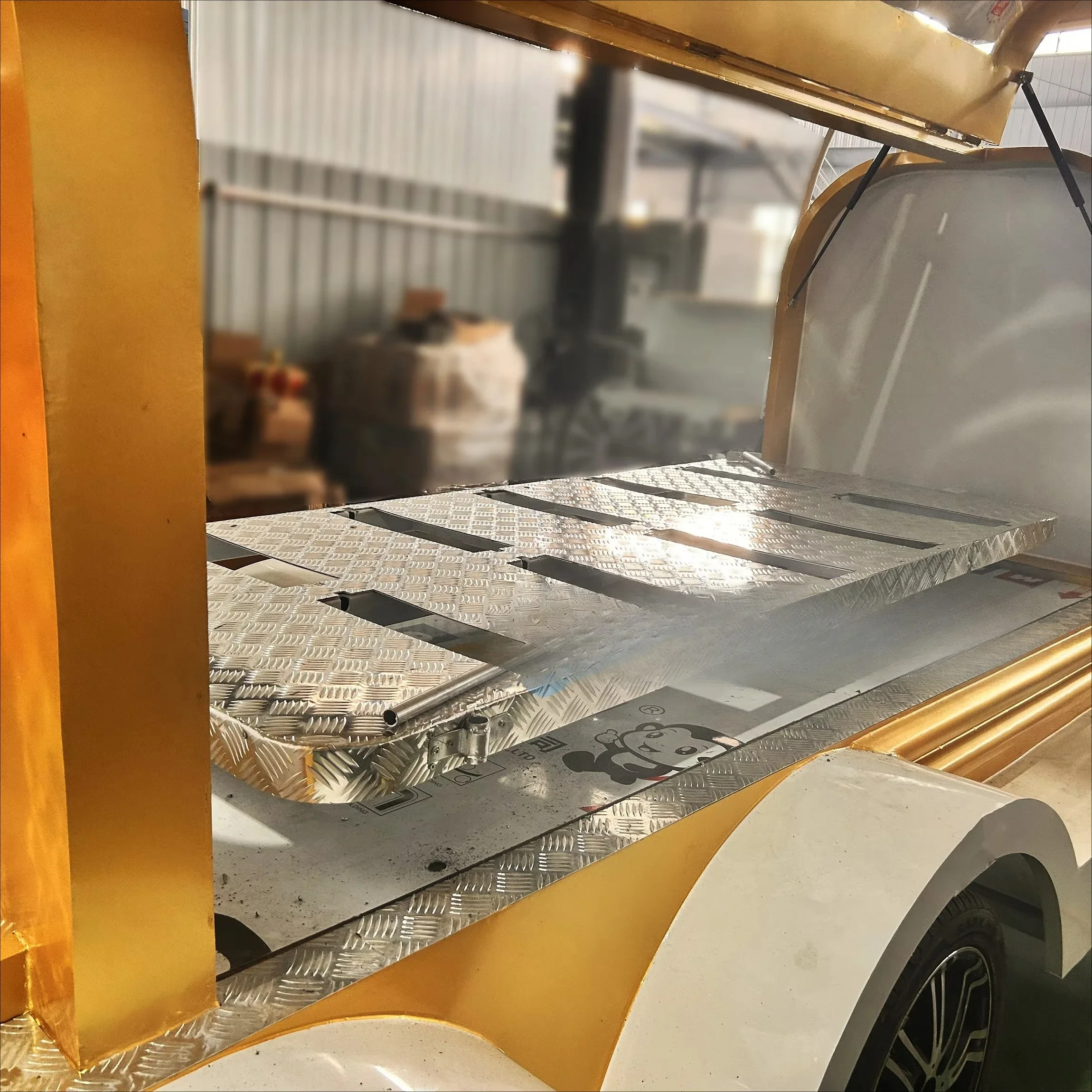Funeral supplies Metal carriages are used to decorate commemorative pet urns