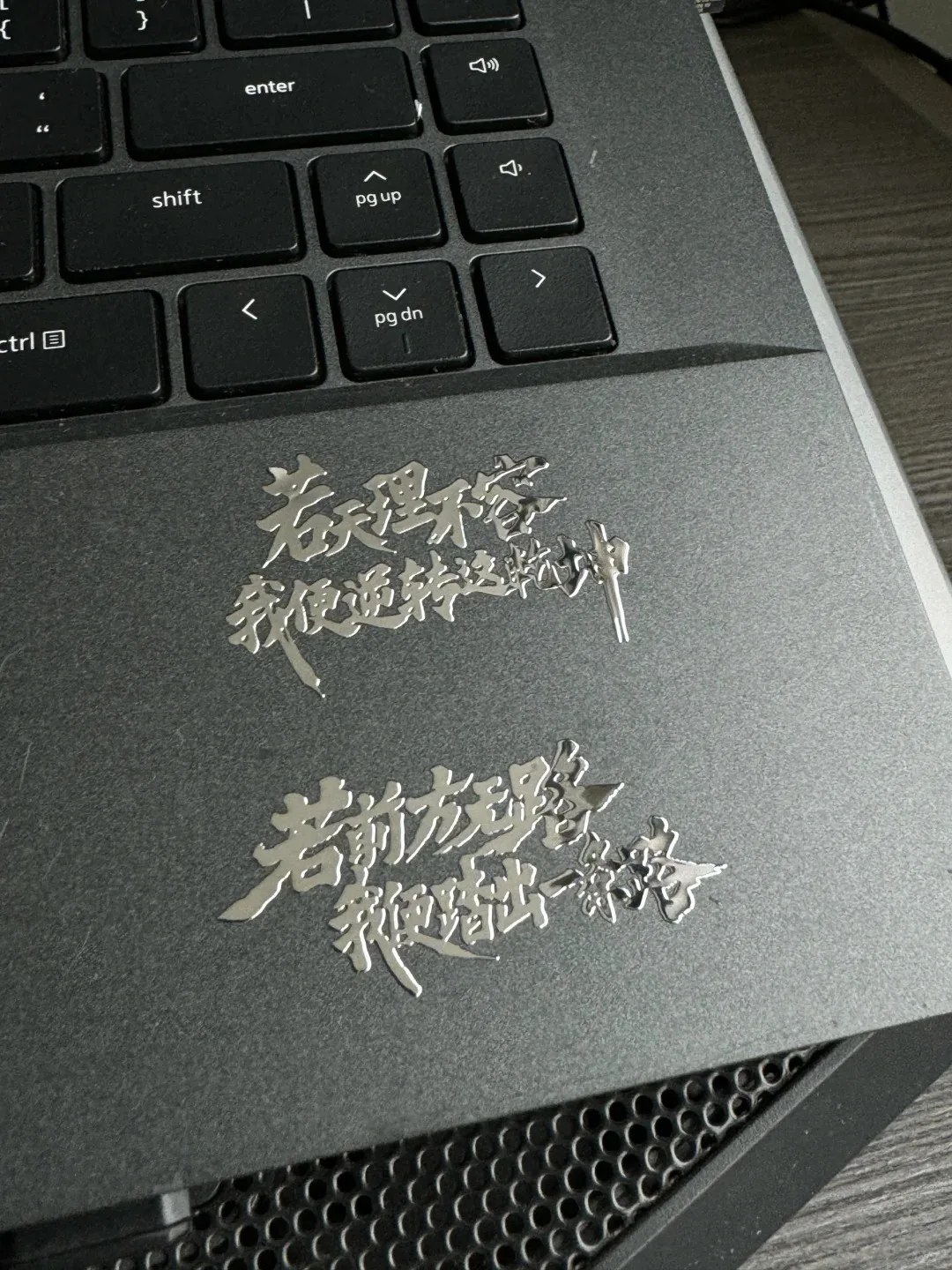 50 szt. Metalowe naklejki transferowe 3D z własnym logo, imieniem, samoprzylepne z dowolnym tekstem, złote i srebrne, łatwe do odrywania. — zdjęcie produktu 3