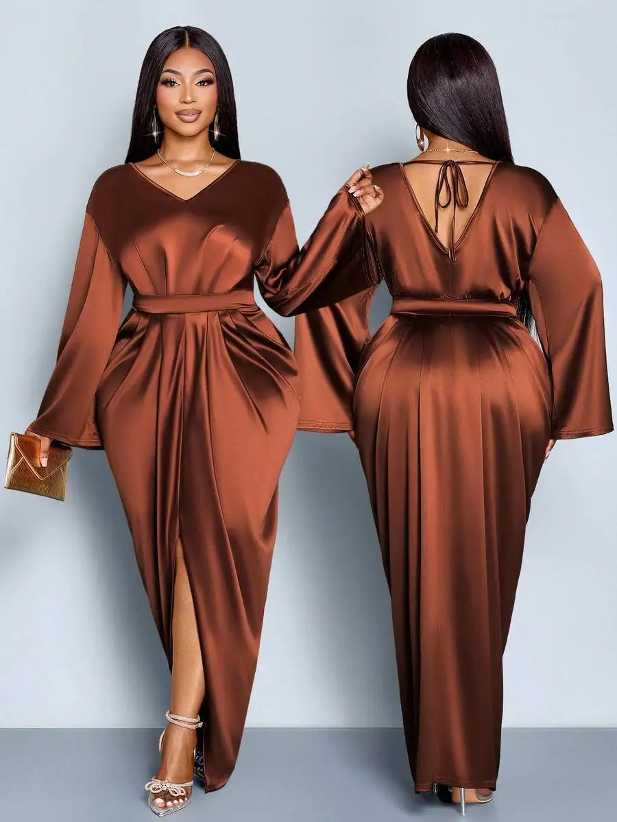 

Коричневое атласное платье макси с V-образным вырезом, длинными рукавами, поясом на талии и боковым разрезом