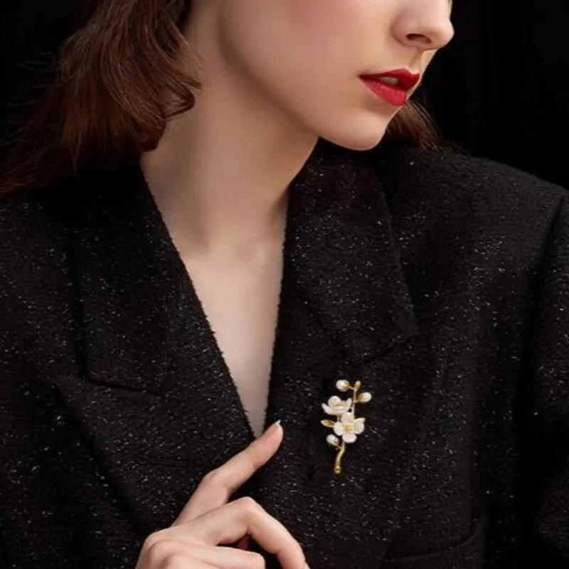 Spille vintage con perle a forma di fiore per donna, elegante design a giglio, per feste di matrimonio, eleganti distintivi, accessori per gioielli