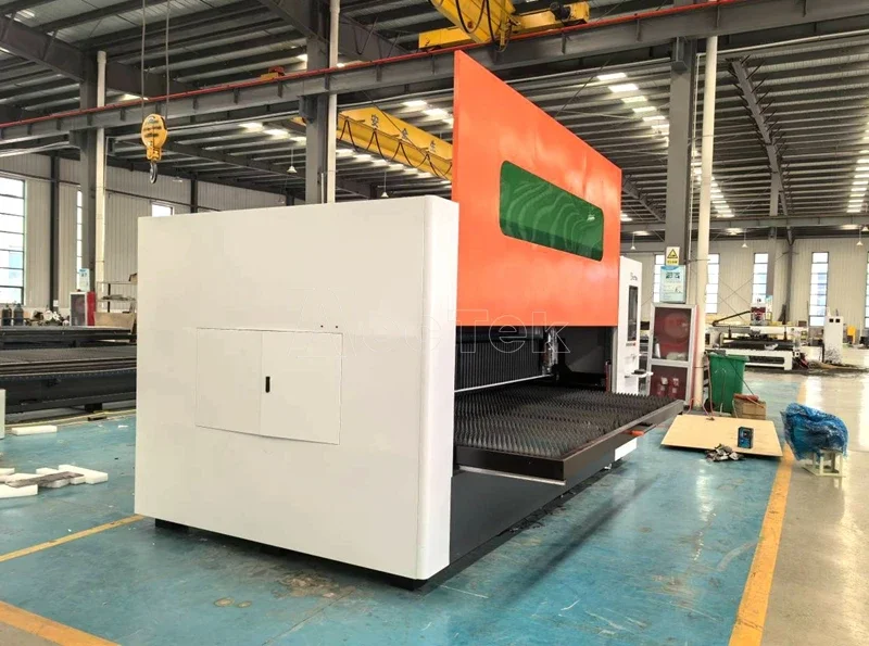 CNC-Laser-Metallschneidemaschine mit verschiebbarem Arbeitstisch, vollständig abdeckender Faserlaser-Stahlschneider 1530, speziell entwickelt