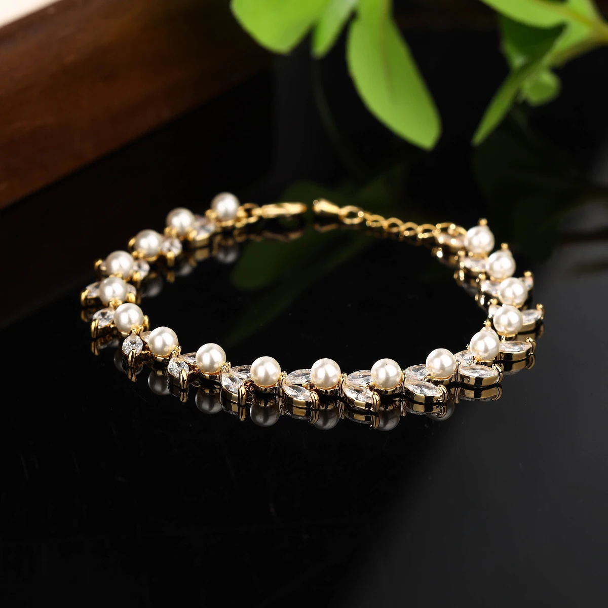 Light luxury atmosphere, full of zircon pearl bracelets, bridal banquet evening dress hand ornaments