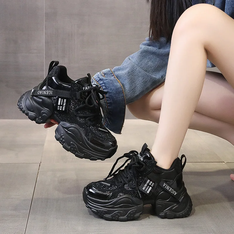 

Женские блестящие кроссовки на платформе в корейском стиле 2025 года, массивная обувь для папы на осень-зиму, легкая повседневная спортивная обувь