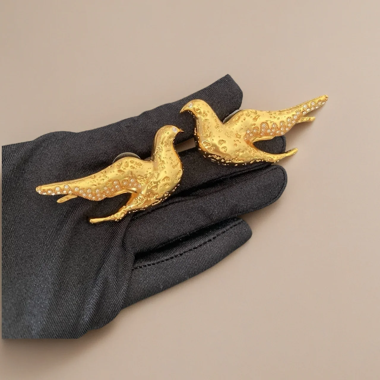 Yuri Ailey Vintage Hammered Gold Peace Dove Asymmetric Earrings Textured Flying Bird Studs Earring Animal Jewelry For Women