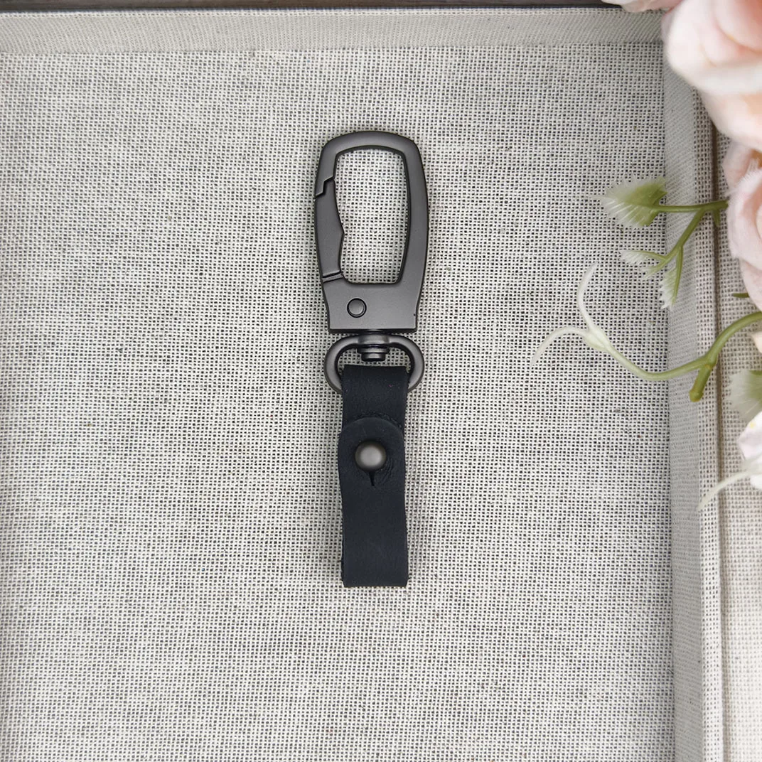 Kreativer, personalisierter Leder-Autoschlüsselanhänger für Herren, Motorrad-Schlüsselring, Taschenanhänger, schlichter und stilvoller Metallanhänger, DIY-Geschenk – Detail 11