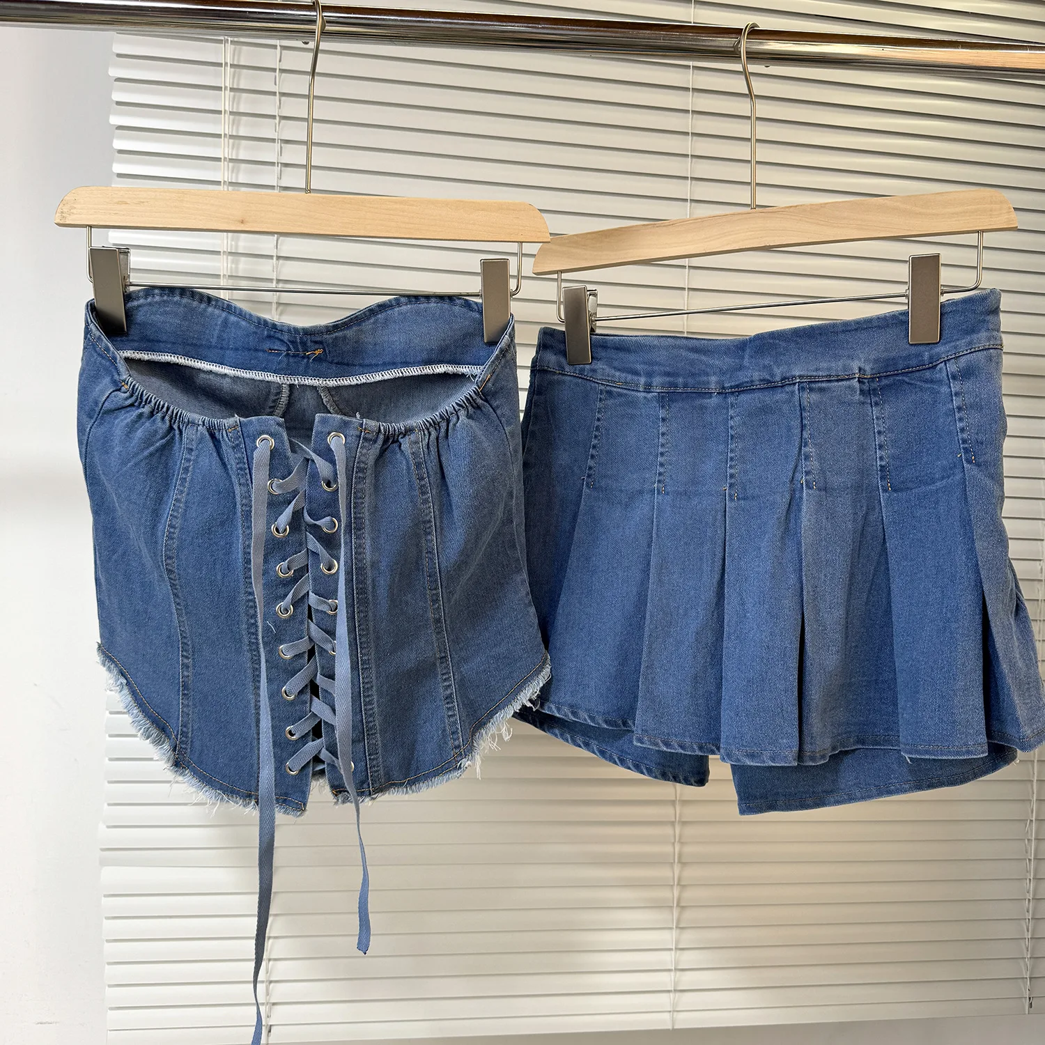 Top in denim con bordo sottile e cinturino superiore a tubo Pure Desire alla moda estiva + gonna con pantaloni a pieghe da donna