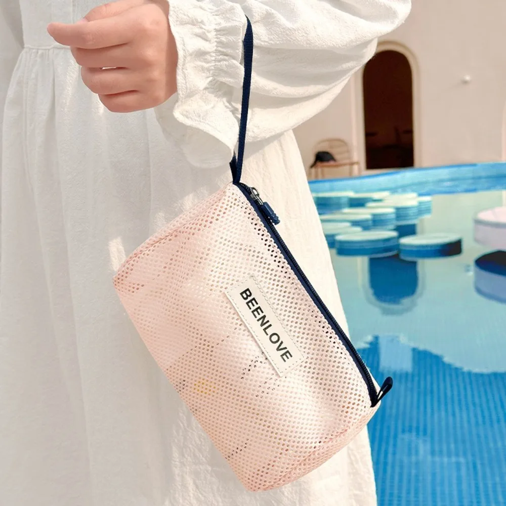 

Large Capacity Beach Mesh Bag Breathable Handheld Cosmetic Zipper Pouch Lightweight Space-Saving Toiletries Storage Bag