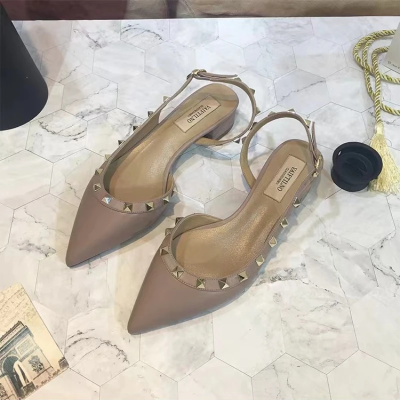 2026 Hochwertige spitze Damen-High-Heels: Neue Retro-Sandalen aus Lackleder mit Nieten – Bequeme Büro-Sandalen mit offenem Absatz – Detail 6