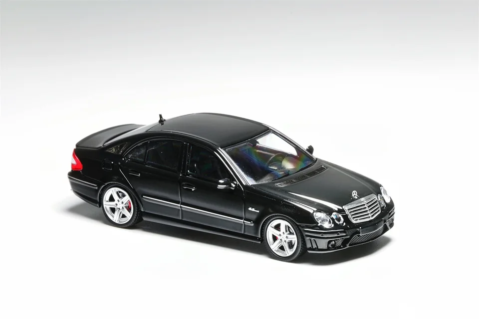 1:64 Mercedes-Benz E63 W211 Classic Four-eye Limited alloy