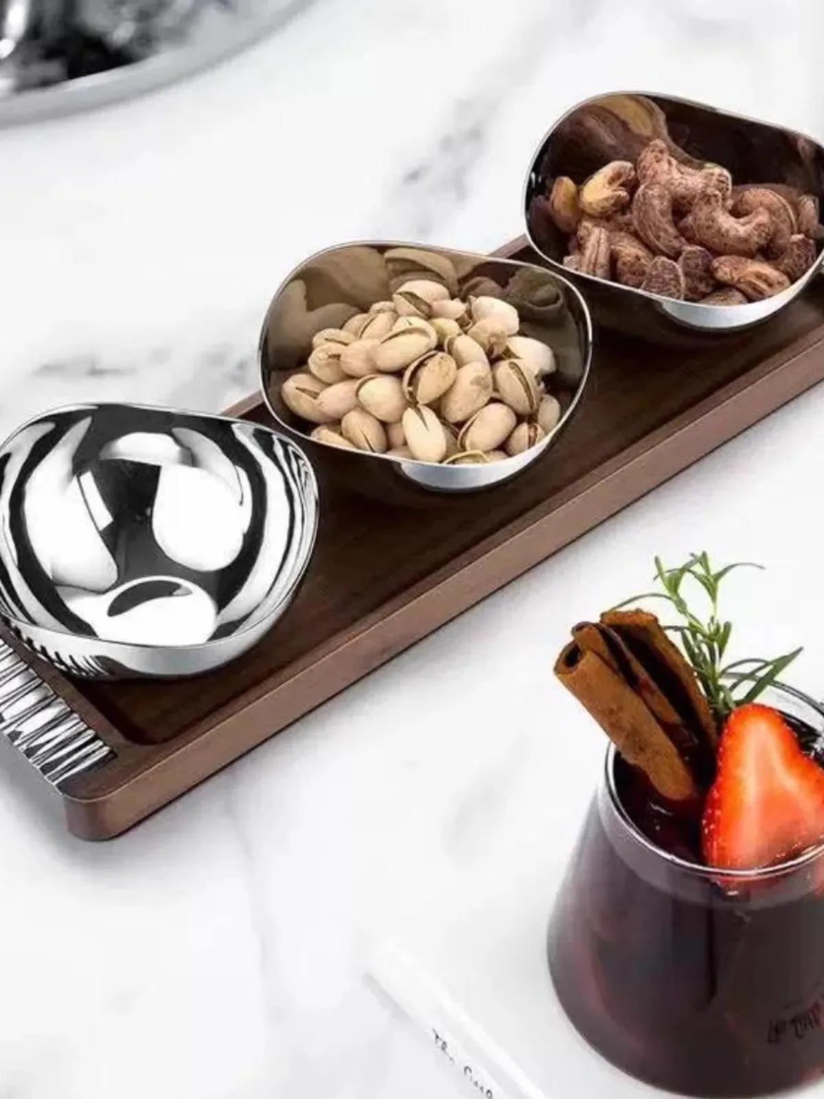 Modern Light luxury 304 Stainless Steel Fruit Decoration Bowl Pallet Restaurant Advanced Storage Melon Seeds Nuts Snack Bowl
