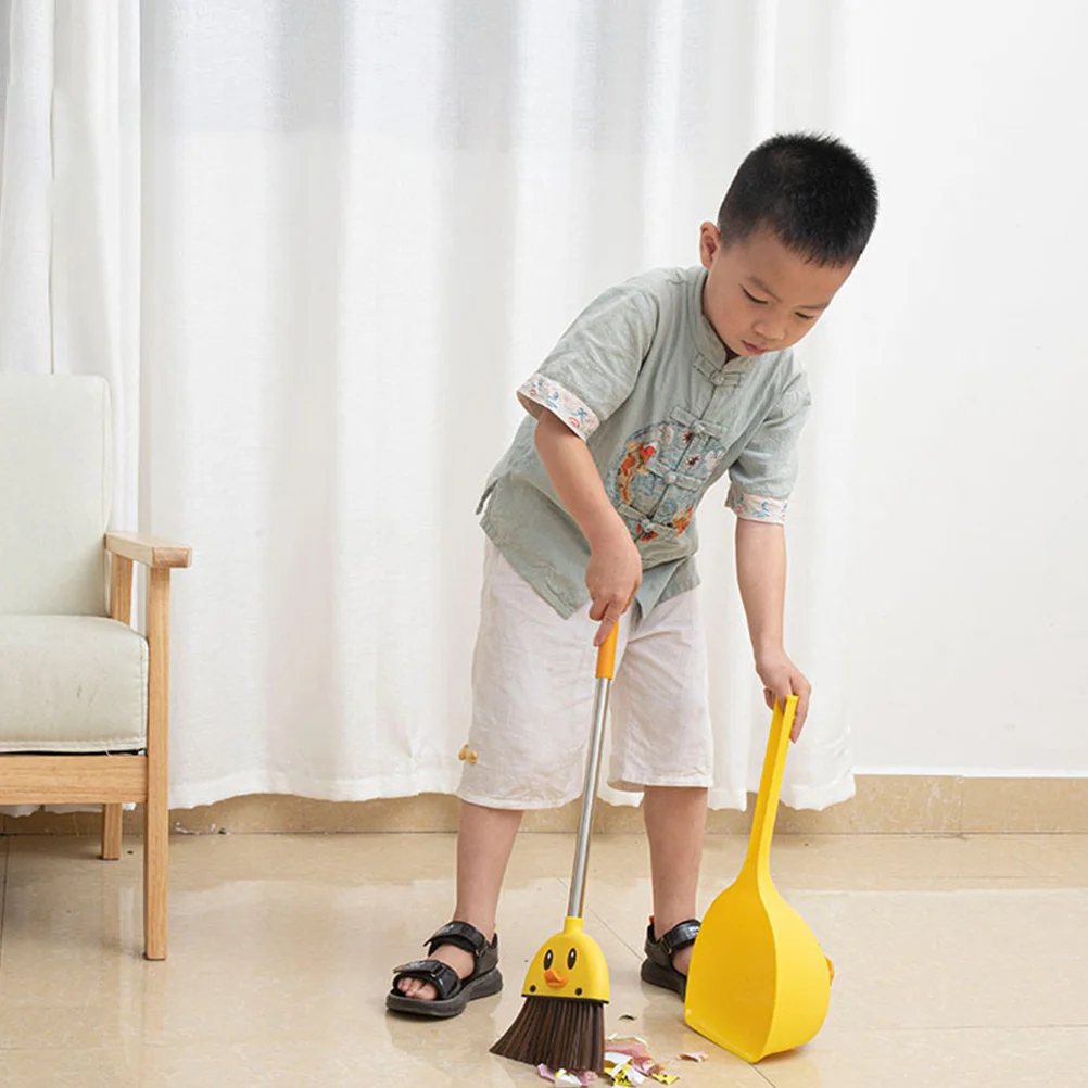 Pato amarillo pequeño para niños, herramienta de limpieza ligera para niños pequeños, Mini escoba para niños, suministros para el hogar, escoba de plástico, 1 ud.