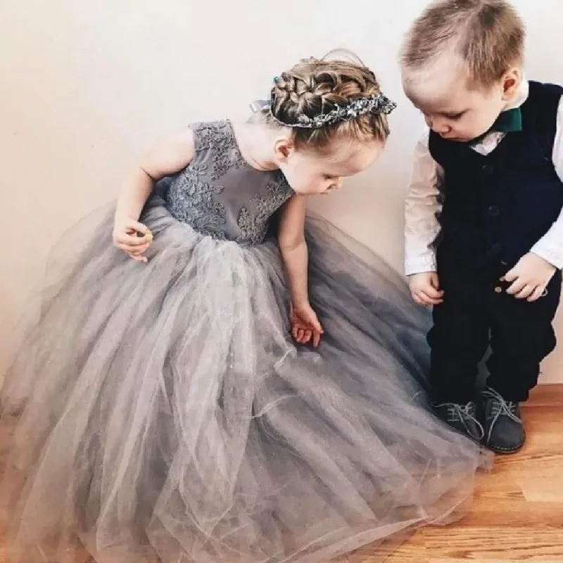 

Simple Flower Girl Dresses Puffy Gray Tulle Sleeveless Ball Gown Lace Appliques Bow Sash Child Pageant Kids Formal Wear