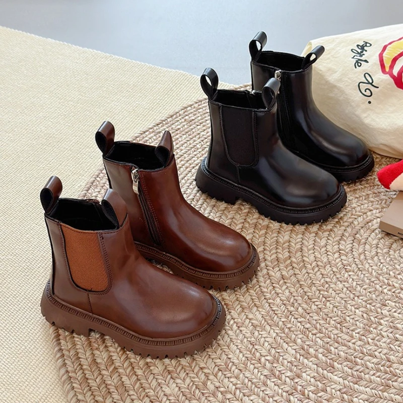 

Детские ботинки в британском стиле, новинка зимы 2024, детские зимние сапоги в стиле ретро, противоскользящие и плюшевые короткие сапоги для девочек, модные женские сапоги